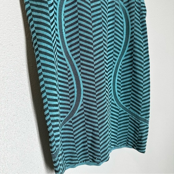 Lululemon Run Swiftly Tech Racerback Tank Top Heathered Blue Tropics Size 4 - Picture 6 of 10